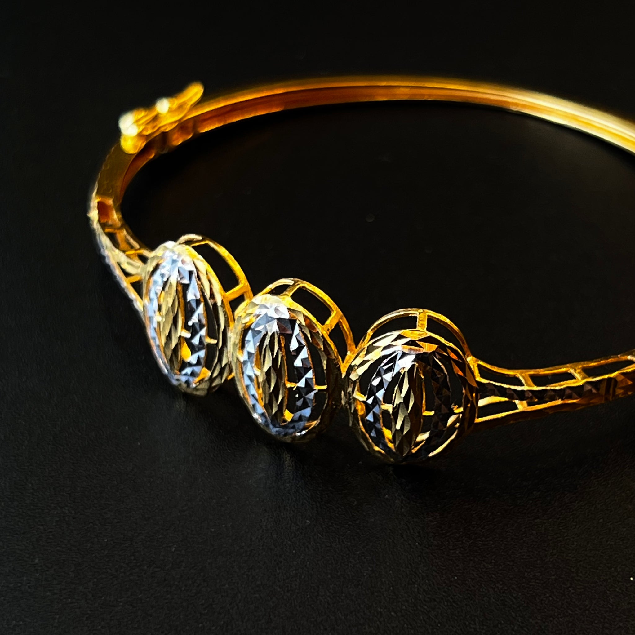 22k Gold Ladies Bangle